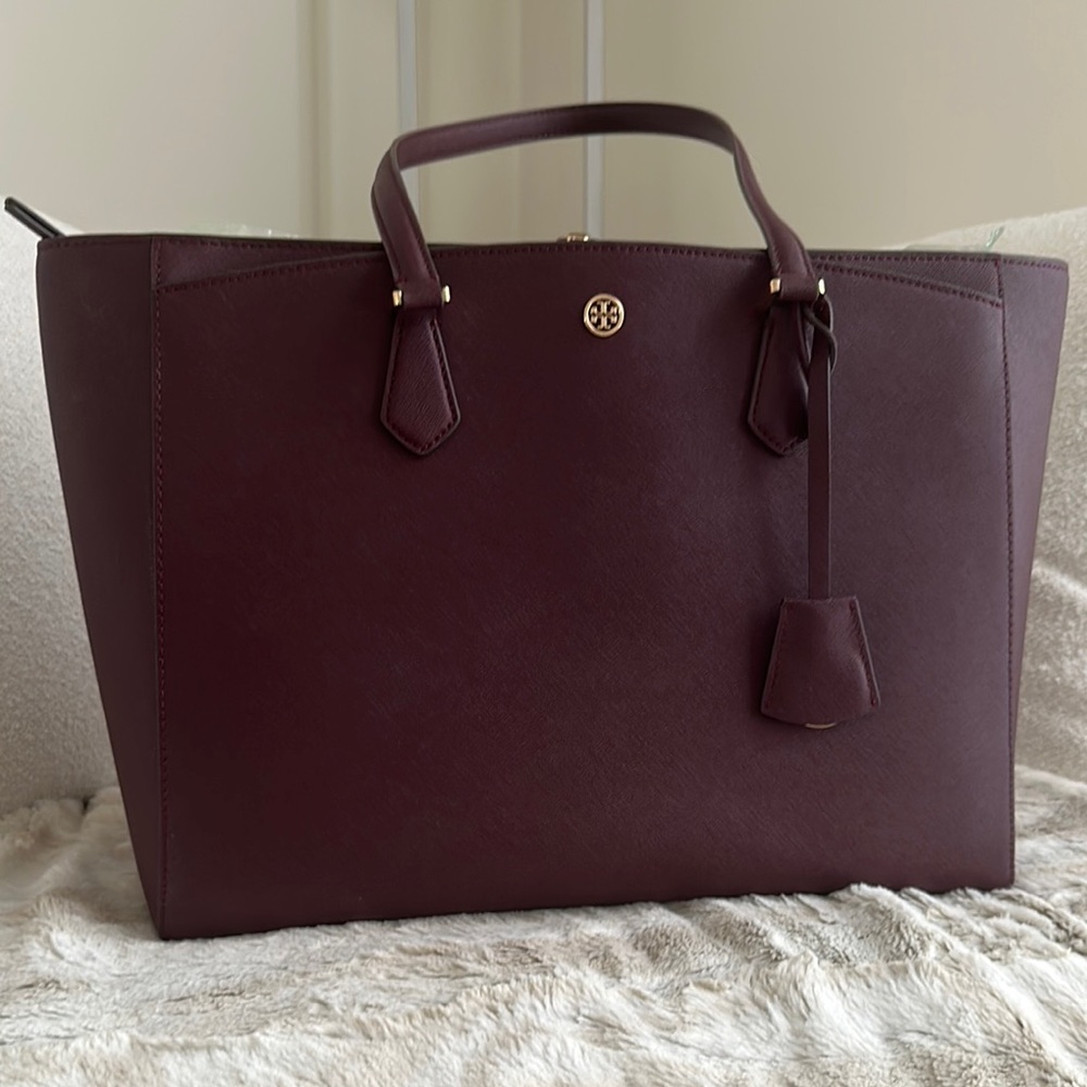 SOLD:://Tory Burch Robinson Tote
